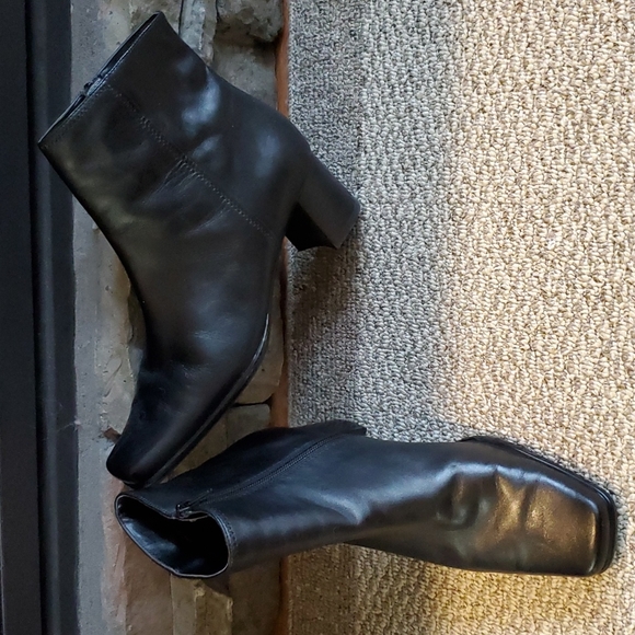 Nouveau Shoes - Nouveau Black Leather Booties sz 9